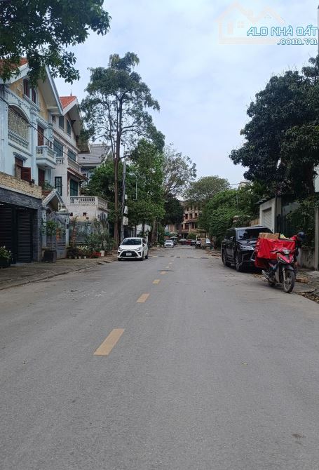 Lô góc vỉa hè xây căn BT liền kề tuyệt đỉnh  sát KĐT Việt Hưng - 15,6 tỷ.