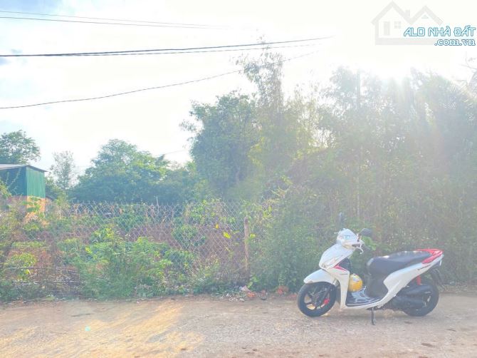 Đất sau chợ Eakao đi vào mặt tiền đường bê tông