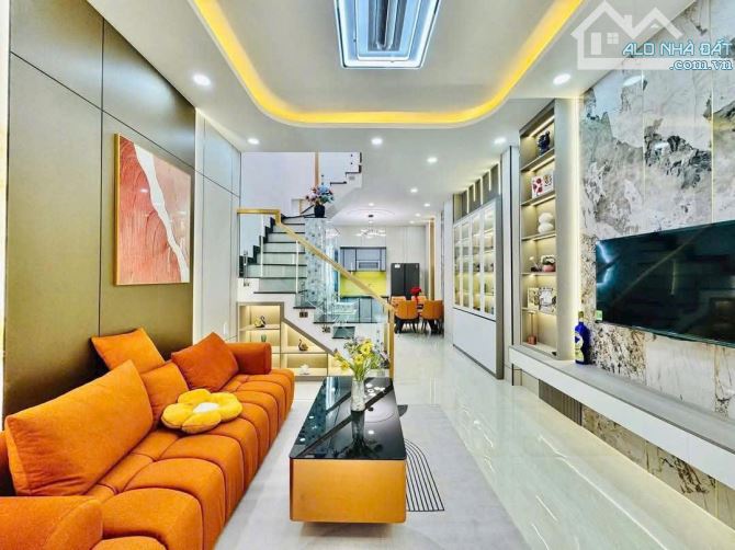 Chốt ngay căn nhà đẹp 52m2 ngay Trần Quang Diệu, Q3.  Giá: 2 Tỷ 660. SHR, vị trí trung tâm
