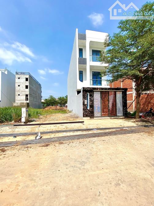 🎯 “130m² Đối Diện Trường – Gần Hồ, Gần Đường Chính, Gần Lộc!”