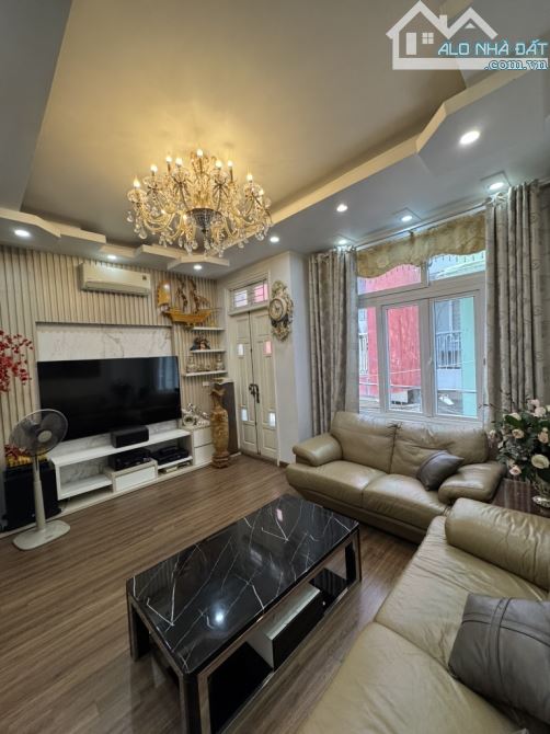 Siêu hiếm Hoàng Cầu, ô tô, kinh doanh, mặt tiền khủng, 47,5m2, chào 17 tỷ
