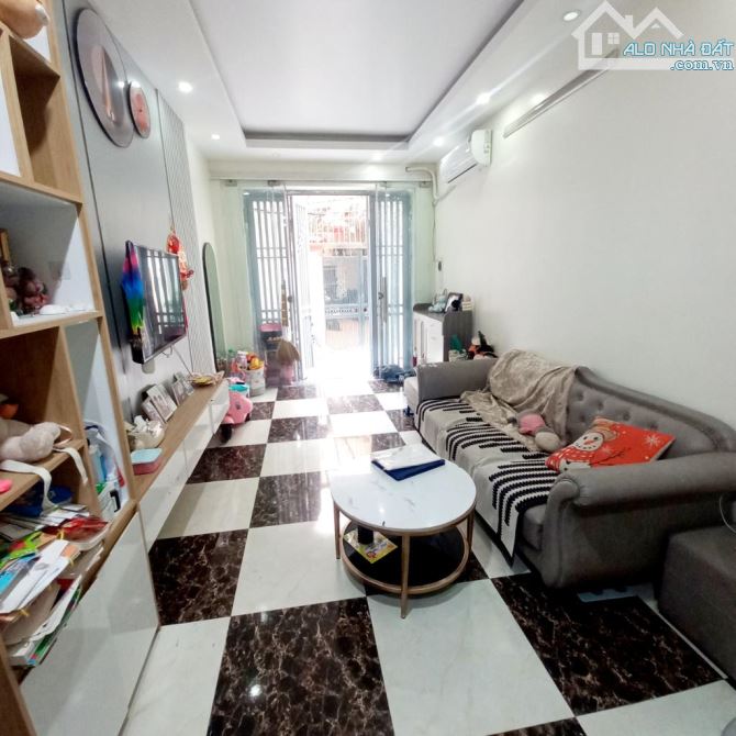 Bán nhà phân lô quân đội Ngọc Thụy, Long Biên diện tích 35 X 5 T, ô tô đầu ngõ, 5.4 tỷ