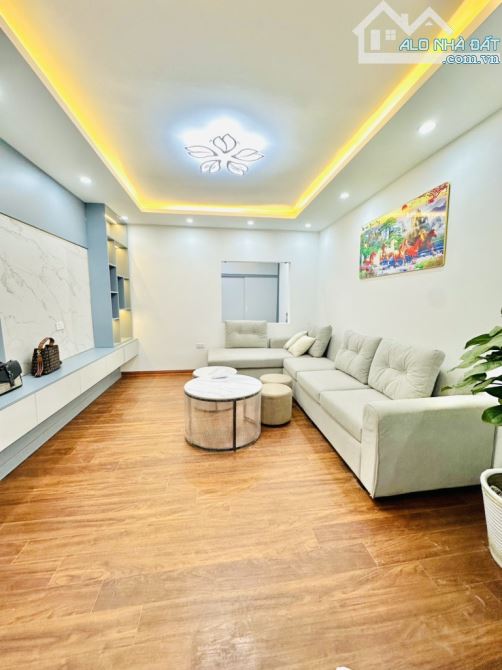BÁN CĂN TẬP THỂ LÁNG HẠ. DT 65m2 x 2PN, WC KHÉP KÍN, NHÀ ĐẸP LÔ GÓC, SĐCC