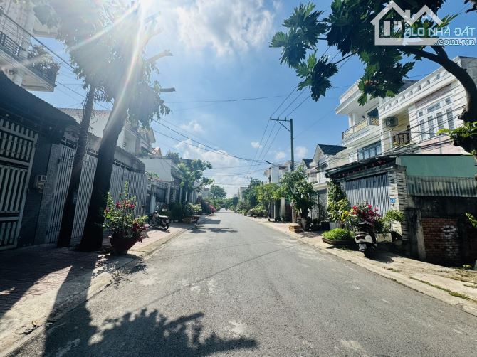 Bán nhà 1 trệt 2 lầu KDC cổng 2 sân Bay Biên Hòa, Quang Vinh, 145m2, giá 10 tỷ 800.