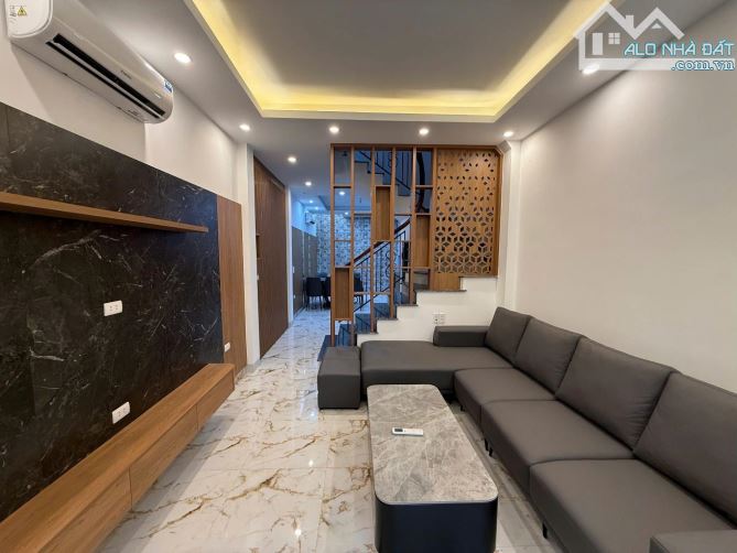BÁN NHÀ 45M2 5 TẦNG Ở NGAY. THOÁNG SÁNG ÔTÔ ĐỖ CỬA.