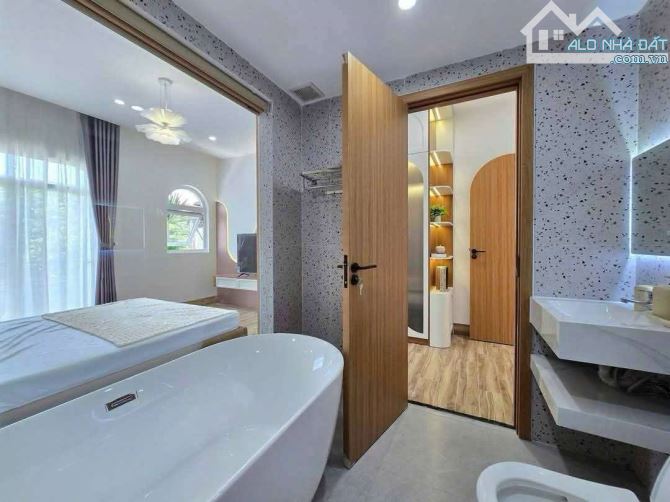 Bán Toà Nhà Siêu Villa Hồ Bơi Ngay Trường Đại Học Kinh Tế.