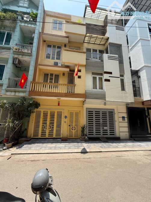 Bán nhà Đội Cấn 5 tầng DT 40m2 Mặt tiền 5m giá nhỉnh 18 tỷ