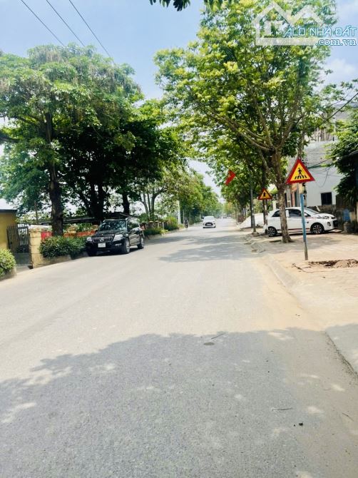 Bán 55m2 đất tại Thanh Trì, ô tô tránh, vỉa hè rộng, kinh doanh, 8.3 tỷ.