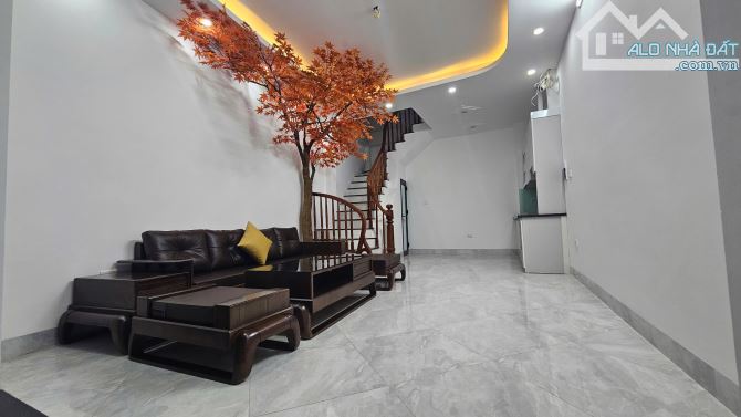 Bán nhà Lai Xá vị trí cực đẹp 5 tầng nhỉnh 5 tỷ