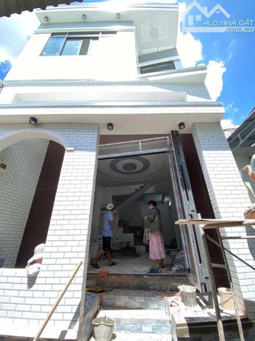 Bán Nhà Trệt Lầu mới Gần Bờ Hồ Huỳnh Cương