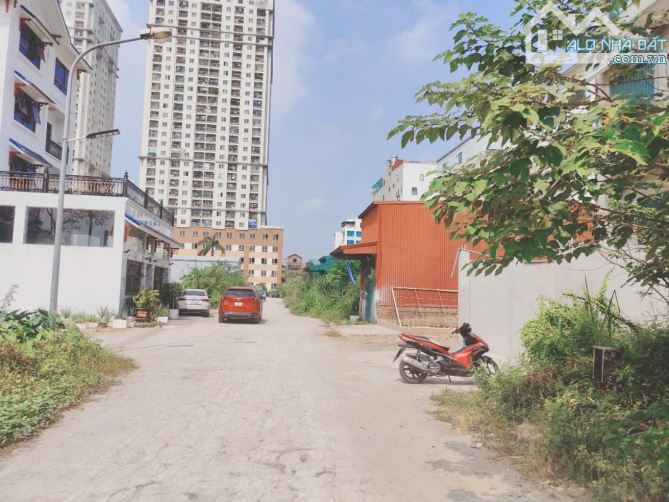Bán nhà phân lô,tại Hoài Đức,DT 100 m2,4 tầng nổi 1 hầm,vỉa hè,ô tô tránh
