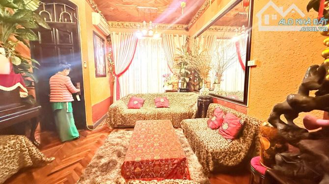 NHÀ DÂN XÂY CHẮC CHẮN. GARA 2 Ô TÔ. TRUNG KÍNH. TRUNG TÂM CẦU GIẤY. 50 M2. GIÁ 23 TỶ.