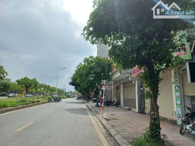 Bán nhà mặt phố Cổ Linh, Long Biên vỉa hè oto tránh kinh doanh sầm uất 155m, mặt tiền: 6m