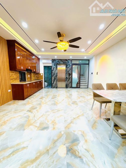 Bán nhà Gia Thụy, 51m2 x 3 thoáng x MT rộng x 6 tầng, thang máy, full nội thất, 30m ô tô