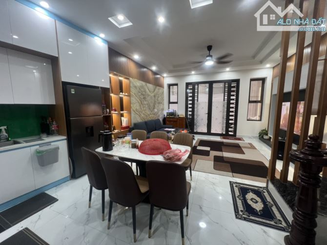 Bán Nhà Cổ Linh, Phường Thạch Bàn, Long Biên 47m2, 4T, giá 8,2 tỷ (ô tô đỗ cách 15m)