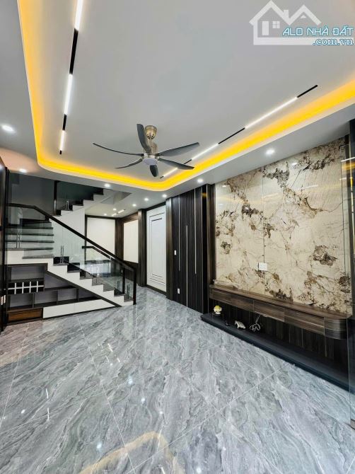 Ô TÔ VÀO NHÀ NGÕ 618 NGÔ GIA TỰ (TĐC SAO SÁNG) CẦN BÁN