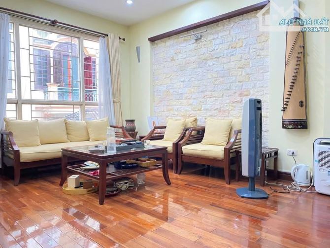 ĐẸP! Bán nhà Đội Cấn 38.1m2, ngõ rộng, lô góc 2 thoáng, TK đẹp, MT rộng 4.75m