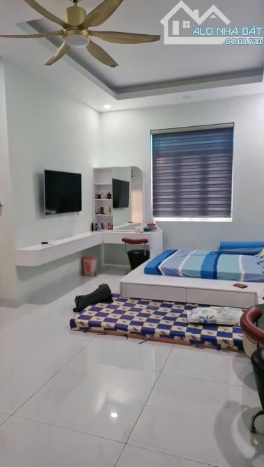 NHÀ 4PN sát chợ 339 Phước Long B, 9 tỷ, hoàn công đủ, nội thất cao cấp