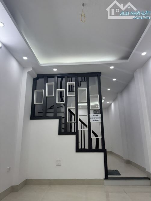 NHÀ CỔ NHUẾ LÔ GÓC 33m , 5 tầng , NGÕ NÔNG RỘNG THÔNG , GẦN NHIỀU TRƯỜNG ,CHỢ