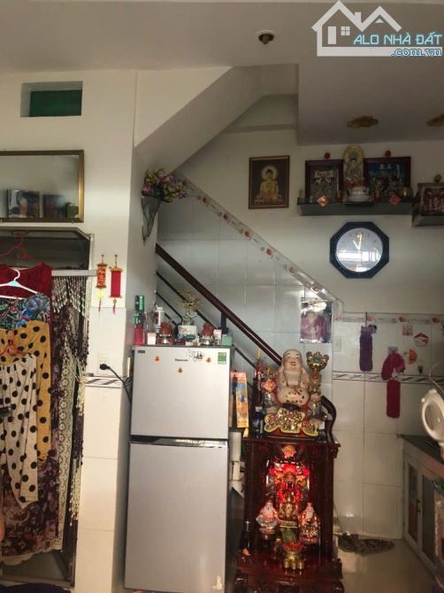 Cần bán nhà quận 1, đường Trần Hưng Đạo , 4 tầng, hẻm 3 gác , 3 phòng ngủ , 24 m^2