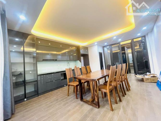 Tòa văn phòng Vũ Tông Phan, gần phố, Ô tô, dt 43m 7 tầng TM 4.6m mặt, Giá 16 tỷ.