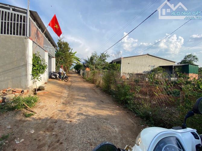 Đất sau chợ Eakao đi vào mặt tiền đường bê tông - 1