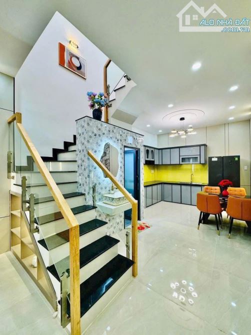 Chốt ngay căn nhà đẹp 52m2 ngay Trần Quang Diệu, Q3.  Giá: 2 Tỷ 660. SHR, vị trí trung tâm - 1