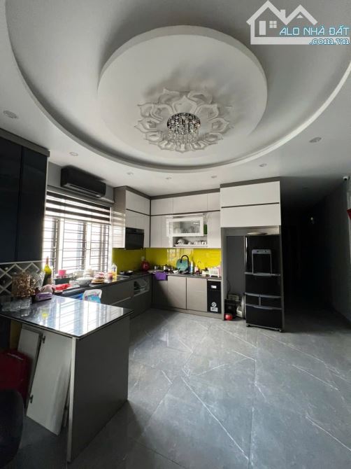 Bán nhà mặt đường Dư Hàng có thang máy - 1