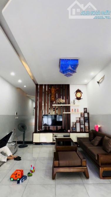 Bán nhà 1 trệt 2 lầu sổ riêng thổ cư p. Tân Phong - 1