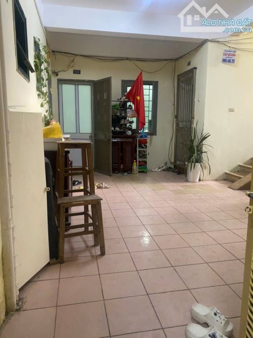 Nhà Tập thể Tầng 5; Khu ĐTM Nghĩa Đô (118.8 Nguyễn Khánh Toàn). 36/50m; Tầng 5; Giá 3 tỷ - 1