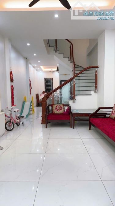 BÁN NHÀ 60M2, 4 TẦNG Ở NGỌC THUỴ, LONG BIÊN - LÔ GÓC, Ô TÔ ĐỖ CỬA, NỘI THẤT ĐẸP - NHỈNH 9 - 1