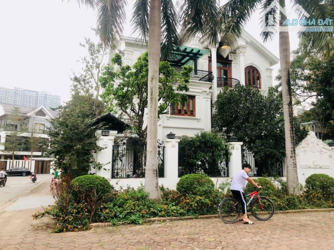 BÁN BIỆT THỰ - LẠC LONG QUÂN - TÂY HỒ - 210M2 - SỔ ĐỎ - 1