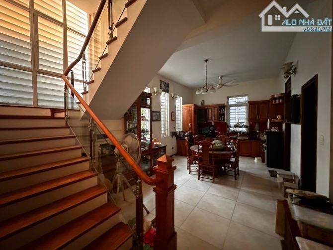Bán nhà phố Nguyễn Phúc Lai – 132m², mặt tiền 8.8m, 2 mặt thoáng – sát hồ - 1