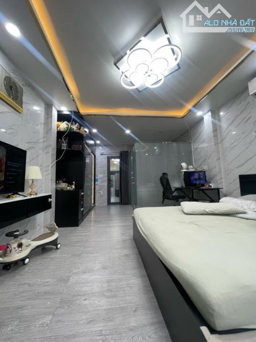 BÁN NHÀ HẺM 60 LÂM VĂN BỀN, TÂN KIỂNG - 2 TẦNG - XE Ô TÔ NGỦ TRONG NHÀ - 18