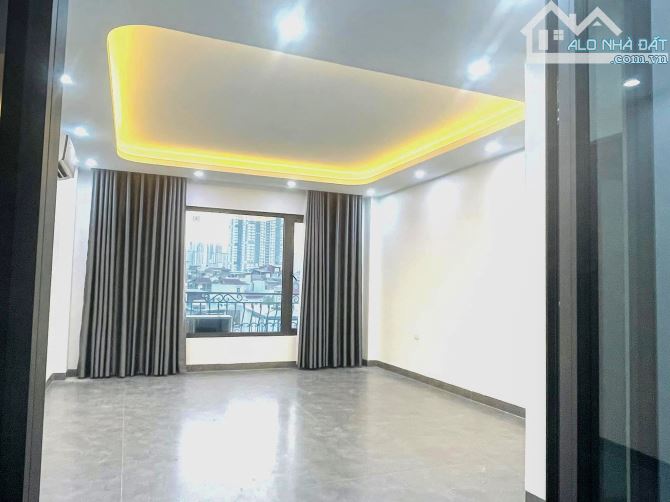 Tòa văn phòng Vũ Tông Phan, gần phố, Ô tô, dt 43m 7 tầng TM 4.6m mặt, Giá 16 tỷ. - 1