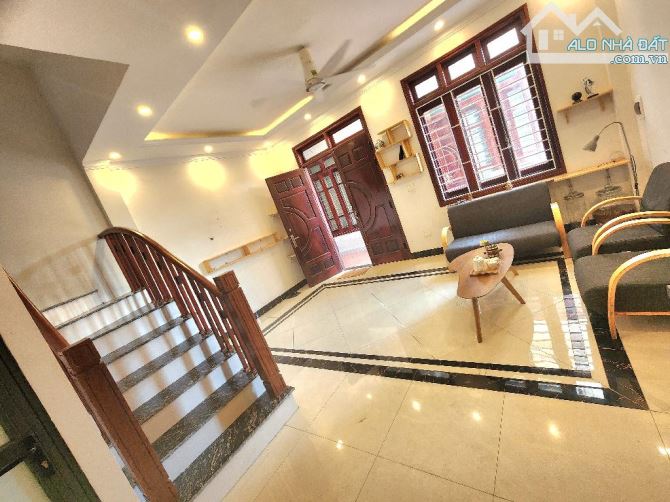 Bán nhà Thạch Bàn gần chợ Đồng Dinh -30m -4 tầng -3 ngủ - 2