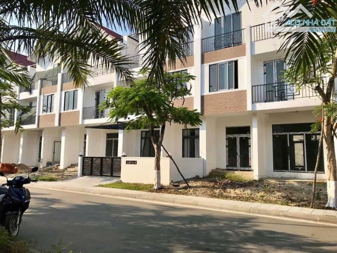 Bán nhà 3 tầng 2 mặt tiền đường rộng Royal Park Huế - 2