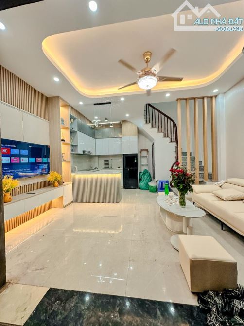 SIÊU PHẨM HOÀNG MAI RA MẮT- NGÕ THOÁNG 3 GÁC - CÁCH Ô TÔ 20M -  GIÁ GẦN 5 TỈ - 2