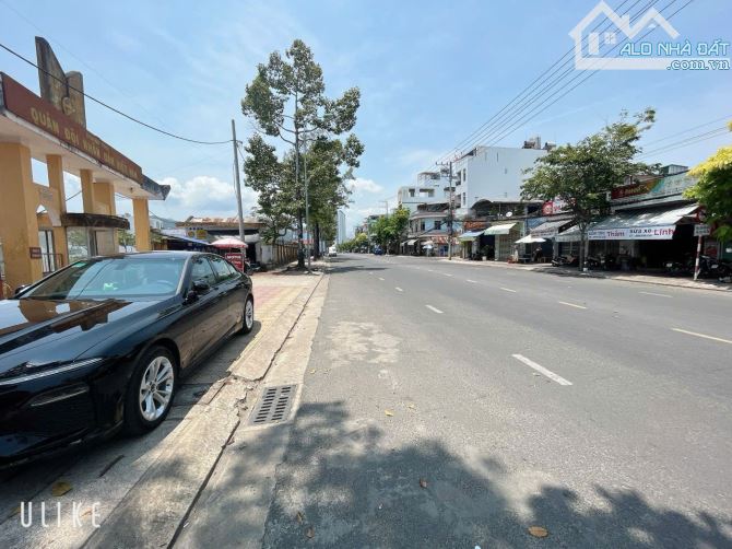 BÁN ĐẤT TẶNG NHÀ 4 TẦNG MẶT TIỀN TÔ HIỆU RỘG 20M CÁCH TRẦN PHÚ 100M.NGAG 4,41M CÓ 5PN 3WC - 2