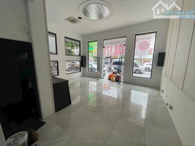Hiếm - Ngang 6m - MT Nam Kỳ Khởi Nghĩa, Quận 3 - DT: 6,1m x 6,5m - 3 Tầng - Giá: 36 Tỷ - 2