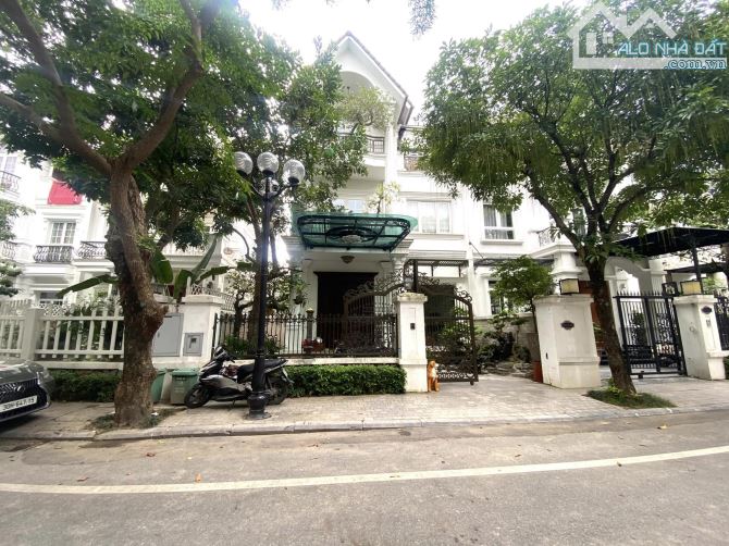 Cho thuê biệt thự sang trọng khu BT Vườn Đào ngõ 689 Lạc Long Quân. 180m x 4t, mt 10m. 50t - 2