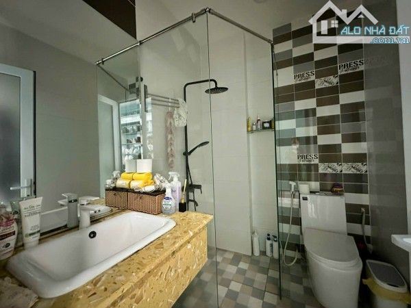 Bán nhà đẹp mới cứng 100 % Dương Quãng Hàm  , dt 68 m2 , giá 10 tỷ nhỉnh - 2