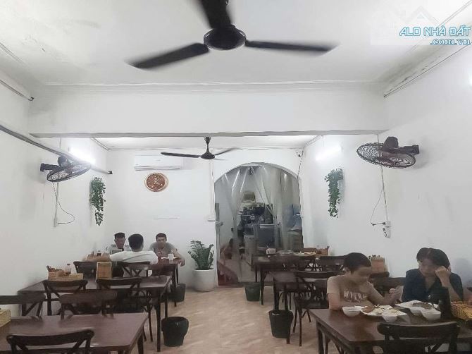 Bán nhà mặt phố Cổ Linh, Long Biên vỉa hè oto tránh kinh doanh sầm uất 155m, mặt tiền: 6m - 2