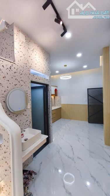 cần bán gấp nhà siêu đẹp giáp quận 10 - 32m2 - 2 tầng - 2PN -2 WC - chỉ 3.25 tỷ - 2