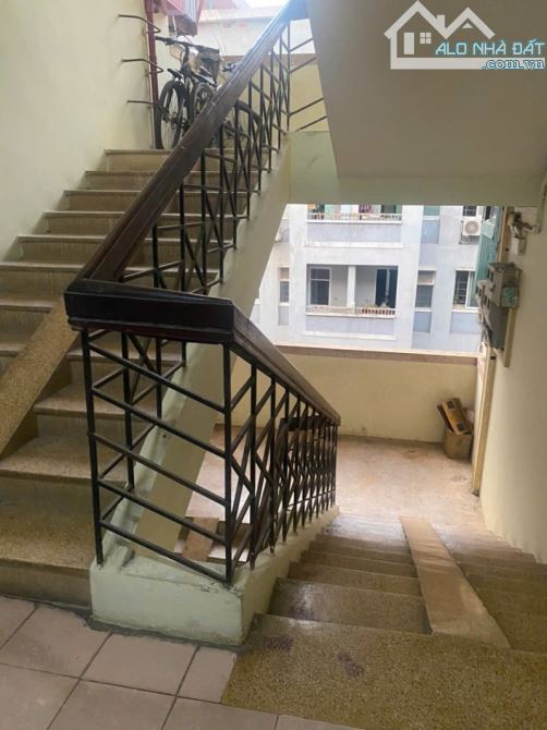 Nhà Tập thể Tầng 5; Khu ĐTM Nghĩa Đô (118.8 Nguyễn Khánh Toàn). 36/50m; Tầng 5; Giá 3 tỷ - 2