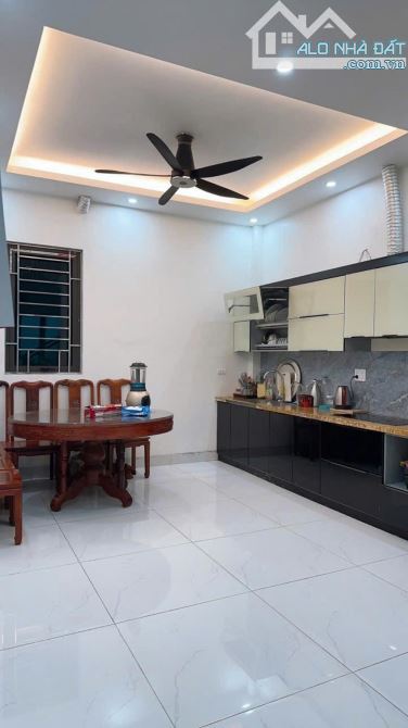 BÁN NHÀ 60M2, 4 TẦNG Ở NGỌC THUỴ, LONG BIÊN - LÔ GÓC, Ô TÔ ĐỖ CỬA, NỘI THẤT ĐẸP - NHỈNH 9 - 2
