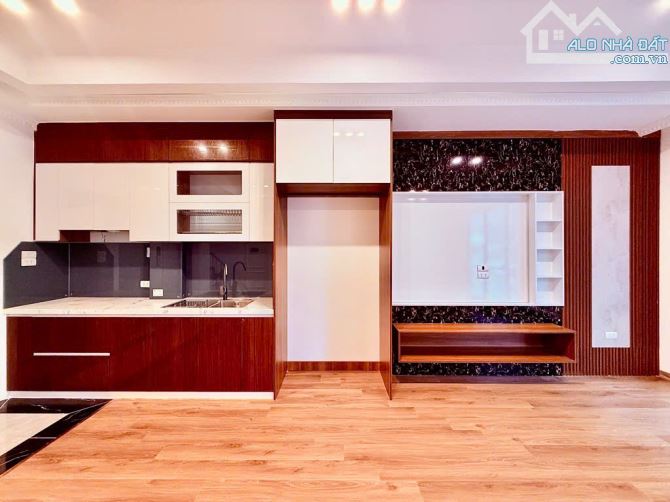 CẦN TÌM KHÁCH SN82- HOÀNG CẦU - 7 TẦNG THANG MÁY - Ô TÔ DỪNG ĐỖ - GẦN HỒ 13,8 TỶ - 2