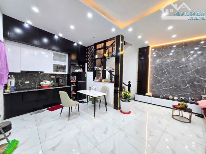SIÊU PHẨM CẦU GIẤY 37M,5 TẦNG, MẶT TIỀN GẦN 6M – NGÕ THÔNG – FULL NỘI THẤT - 9.1 TỶ - 2