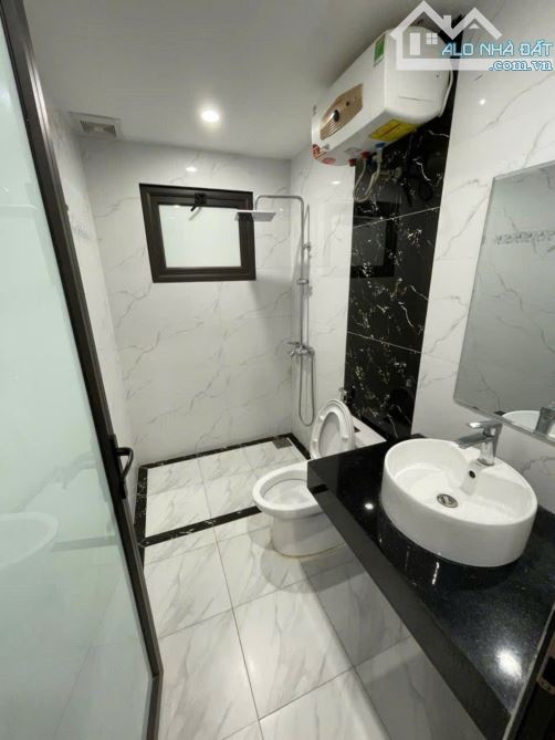 CHỦ BÁN NHÀ  - CẦU GIẤY - 100M - LÔ GÓC – THANG MÁY – Ô TÔ VÀO NHÀ - Giá chỉ 37.9 TỶ - 2