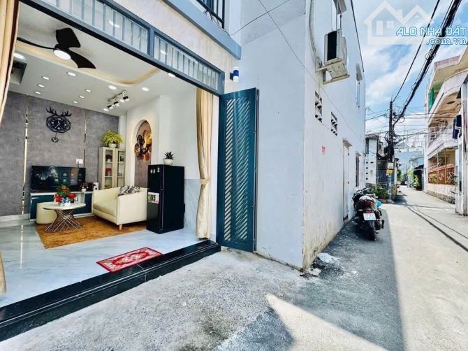 Nhà mới đẹp, 30m2, 3 tầng BTCT, mái đúc, tặng nội thất, hẻm xe hơi thông, giá nhỉnh 3.5tỷ - 3